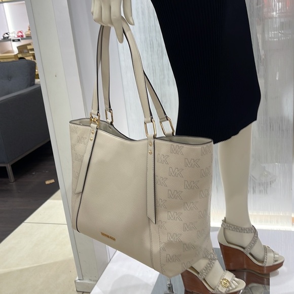 MICHAEL KORS ARLO LARGE GRAB BAG SHOULDER TOTE MK LEATHER GOLD~2 BAGS IN 1
NWT - Picture 4 of 16